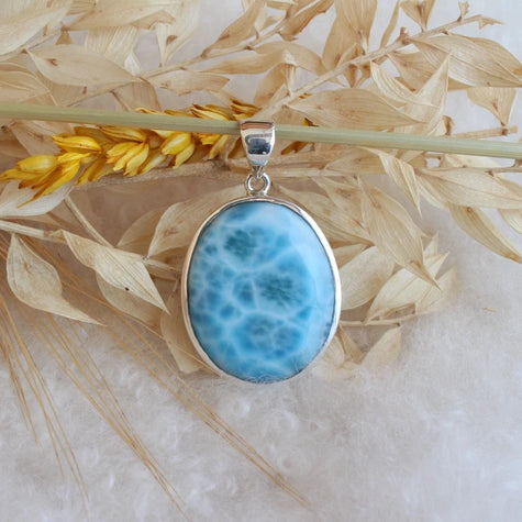 Spiritueller Schmuck: Ovaler Larimar-Edelstein-Anhänger, eingefasst in Sterlingsilber