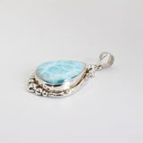 Larimar Anhänger Unikat – handgemachter Edelstein Schmuck mit Tropfenform und 925 Silberfassung