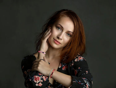 Mevas Model mit Makramee Armbänder