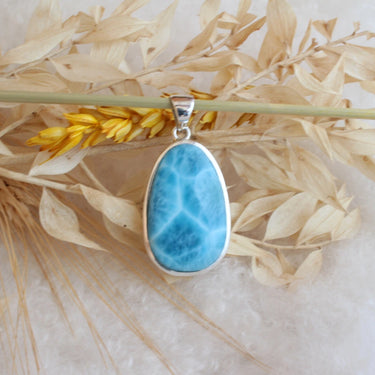 Larimar Anhänger Unisex – seltener blauer Edelstein in Tropfenform mit Silberfassung