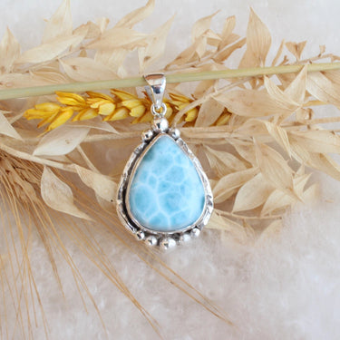 Spiritueller Schmuck aus Larimar – seltener Edelstein Anhänger für Balance und innere Ruhe